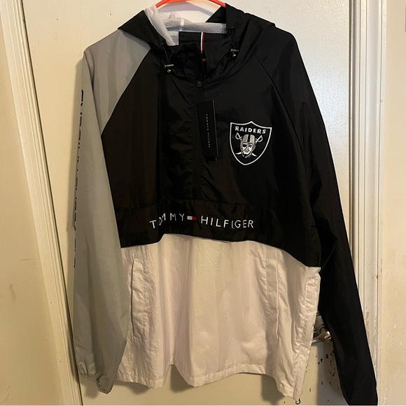 Las Vegas Raiders Tommy Hilfiger Black/Silver Raglan Half-Zip Pullover Top NWT - Picture 1 of 7